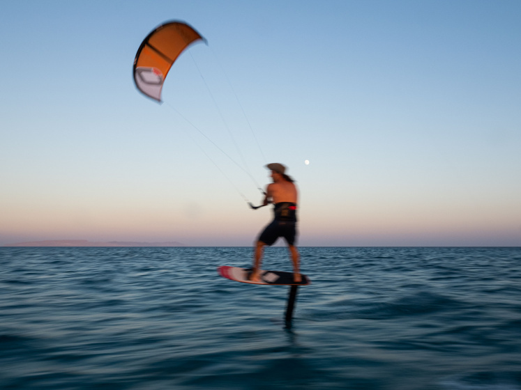 Learn to kite foil with the Ozone Apex V1